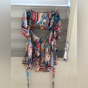 Médium size colorful shirt and skirt.